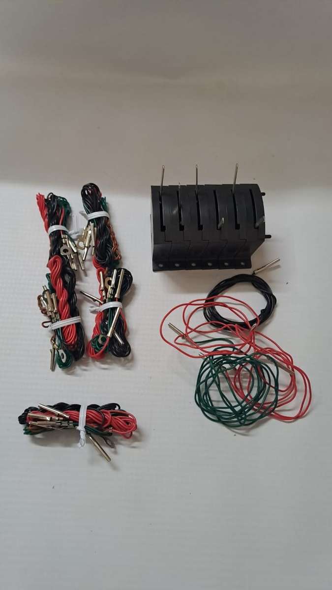 Model Trains HO 1 x Bag of 6 Switches & Wires. (Plastic)