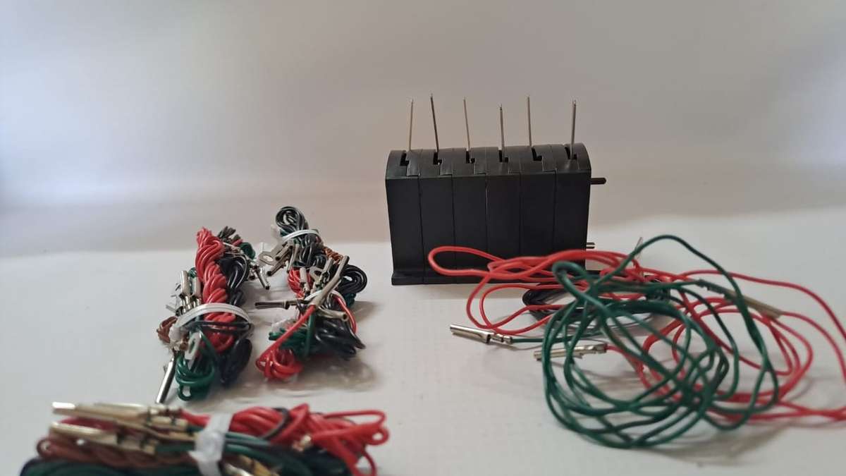 Model Trains HO 1 x Bag of 6 Switches & Wires. (Plastic)