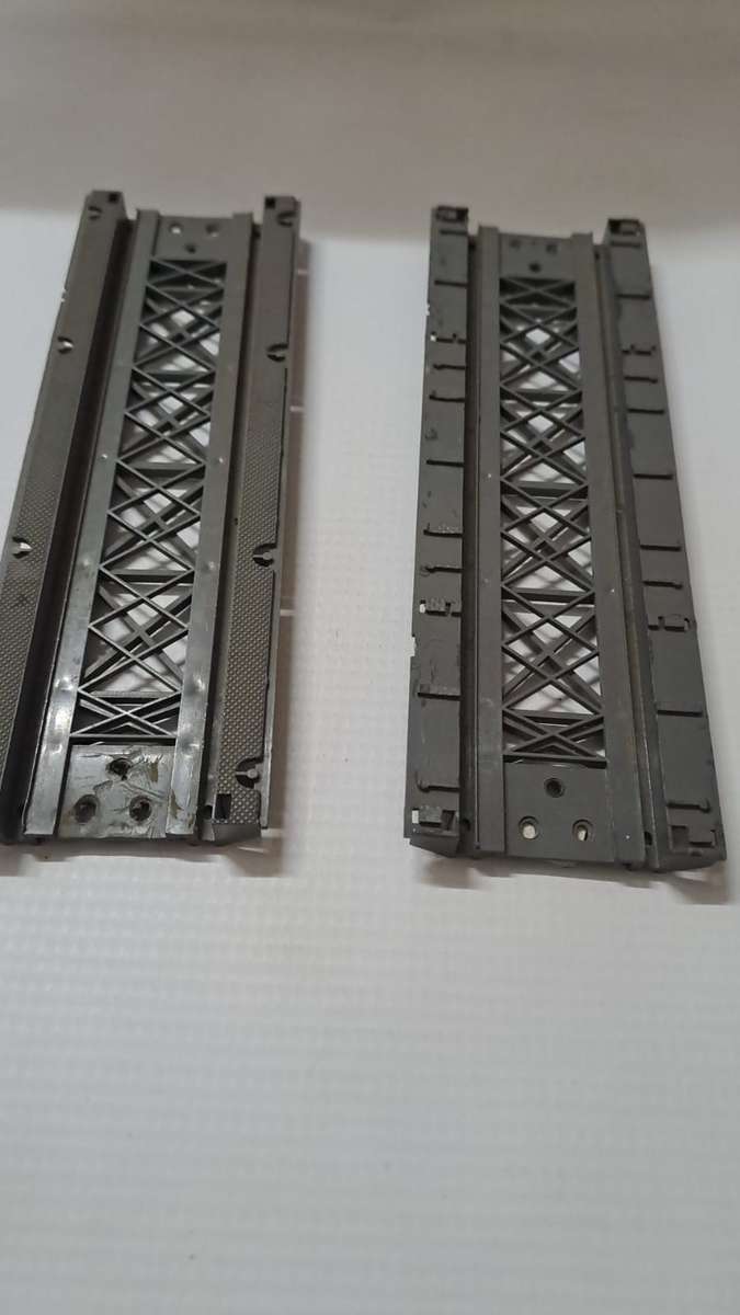 Model Trains HO 2 x Straight low bridges. Plastic, see Pic's. No railings.