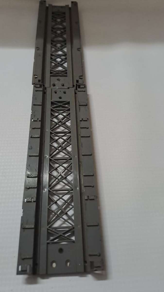 Model Trains HO 2 x Straight low bridges. Plastic, see Pic's. No railings.
