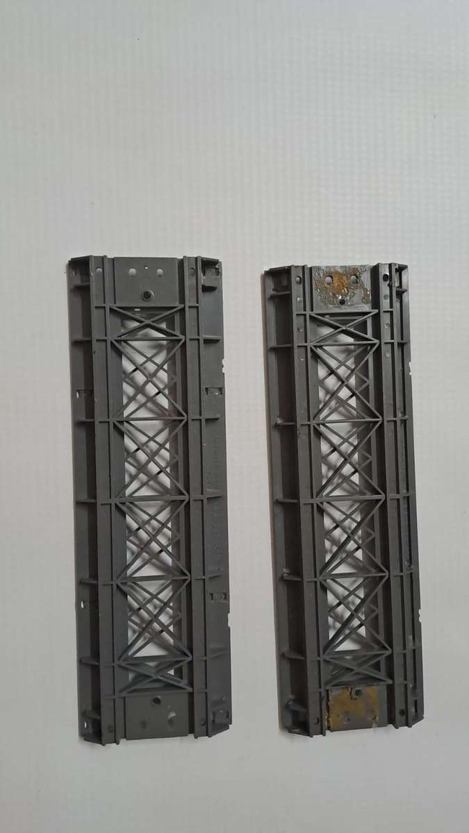 Model Trains HO 2 x Straight low bridges. Plastic, see Pic's. No railings.