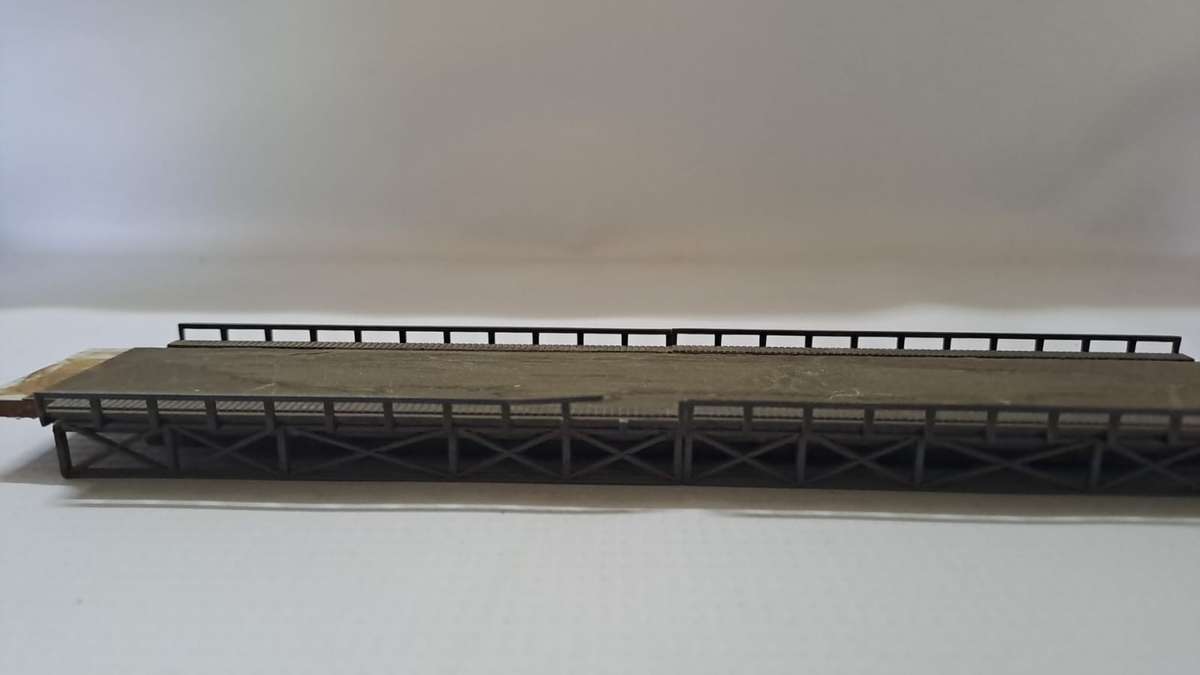 Model Trains HO 1 x Straight car bridges. Plastic, see Pic's. Small damage on railings.