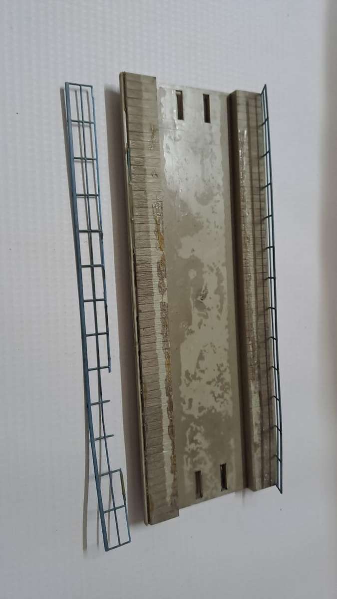 Model Trains HO 1 x Straight Bridge Plastic. (Railing damaged)