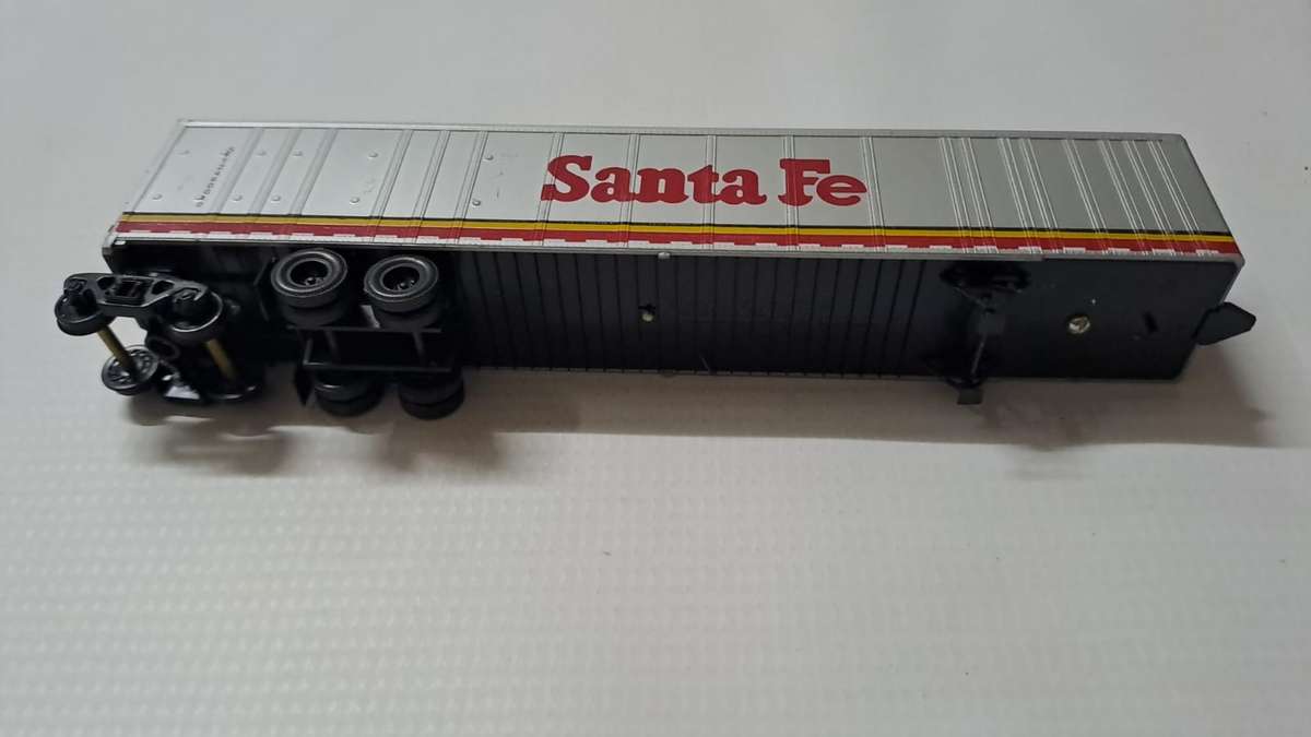 Model Trains HO 1 x Santa Fe Box Container for road and rail use. Plastic wheel and no coupler.