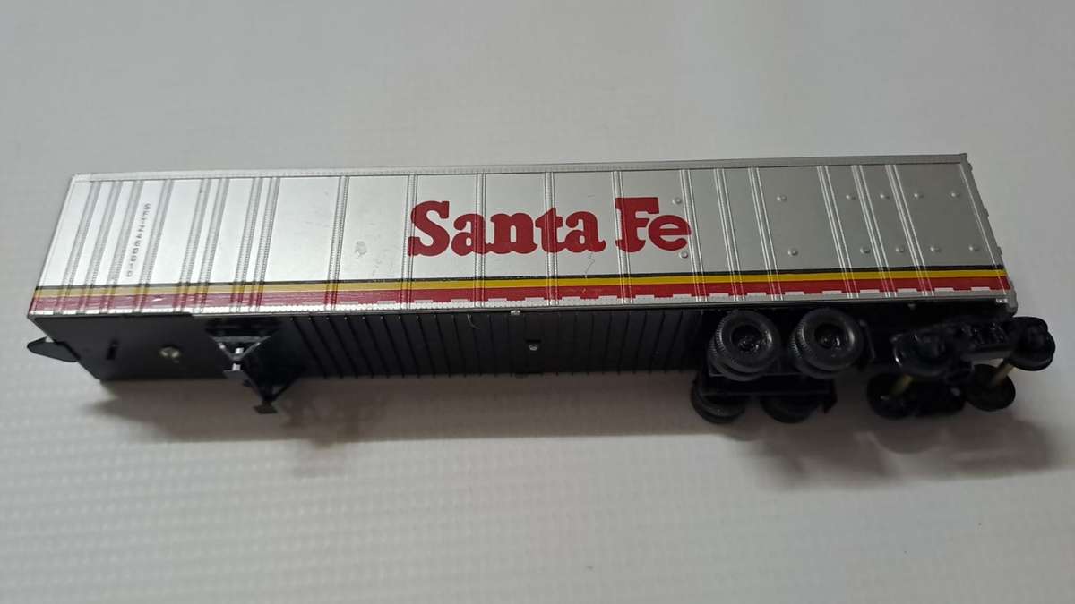 Model Trains HO 1 x Santa Fe Box Container for road and rail use. Plastic wheel and no coupler.