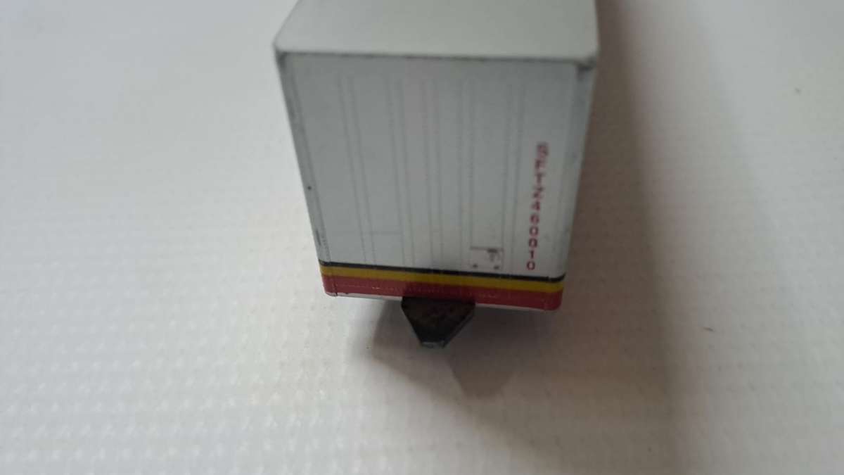 Model Trains HO 1 x Santa Fe Box Container for road and rail use. Plastic wheel and no coupler.