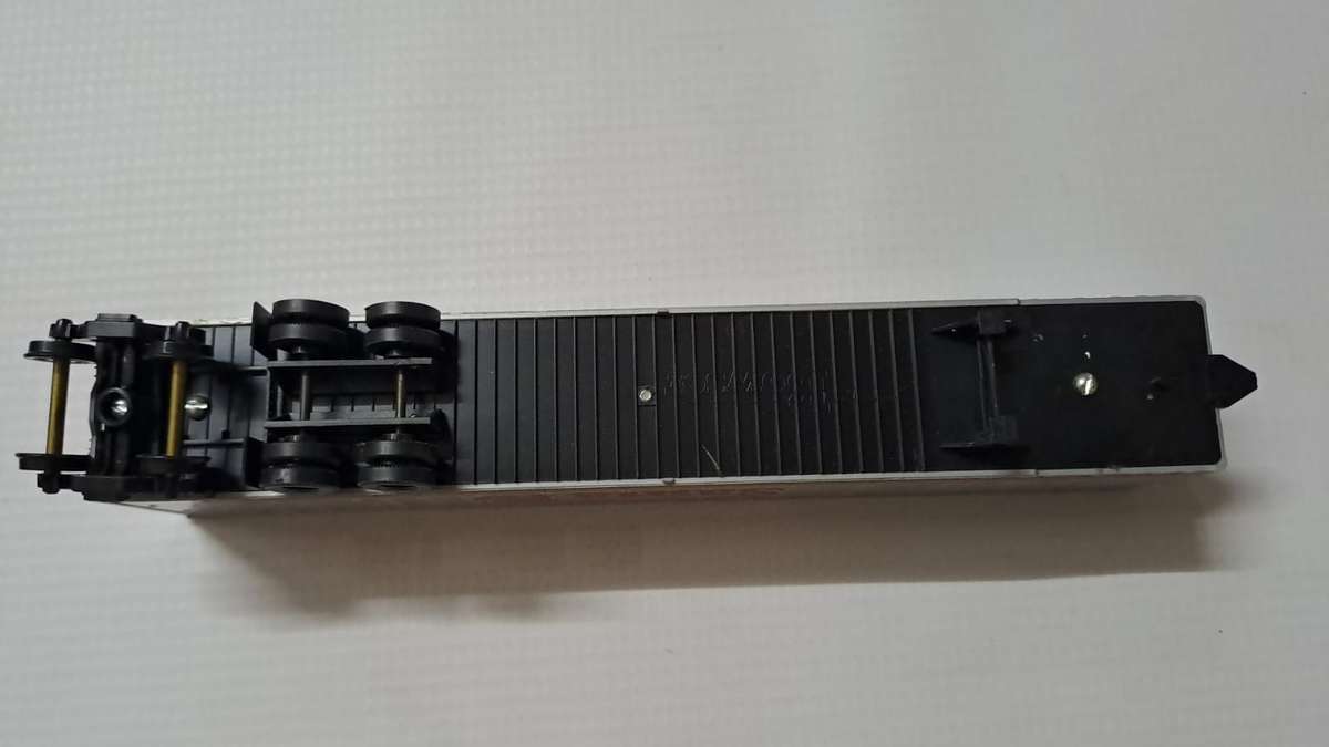 Model Trains HO 1 x Santa Fe Box Container for road and rail use. Plastic wheel and no coupler.