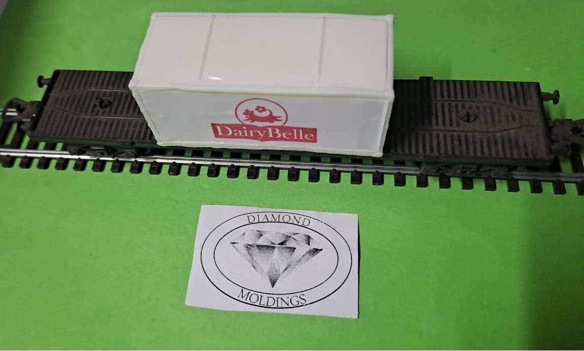 Model Trains H0 1/87 - Scale - Container Dairy Belle (Red) - 68mm x 27mm x 29mm