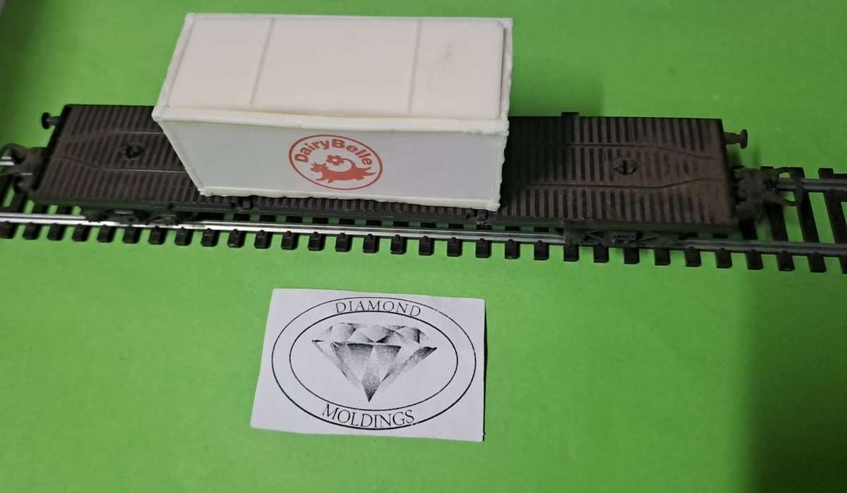 Model Trains H0 1/87 - Scale - Container Dairy Belle (Orange) - 68mm x 27mm x 29mm