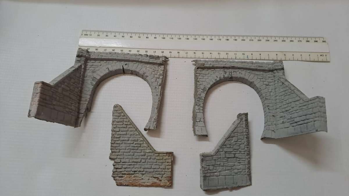 Model Trains HO-Scale 1 x Bag of two plastic tunnel entrances. See pic's. Selling as scrap.