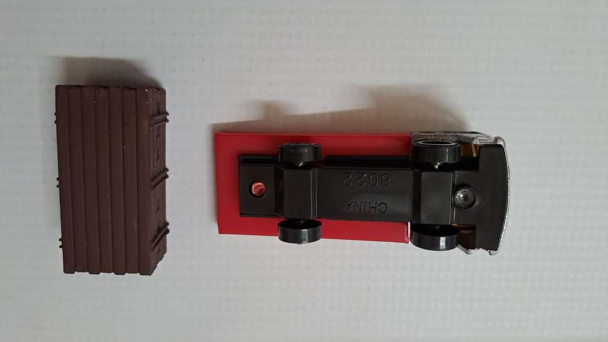 Model Trains/Cars HO-Scale 1 x Track with load.