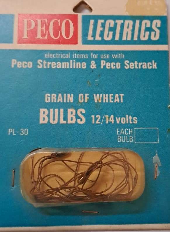 Model Trains HO-Scale 1 x Pack of three Peco Amber Grain of wheat 12/14volt Bulbs.