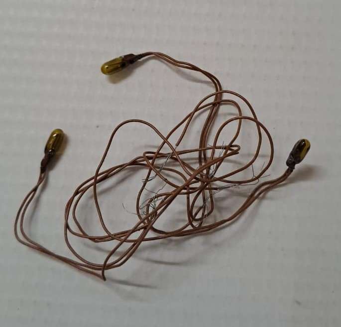 Model Trains HO-Scale 1 x Pack of three Peco Amber Grain of wheat 12/14volt Bulbs.