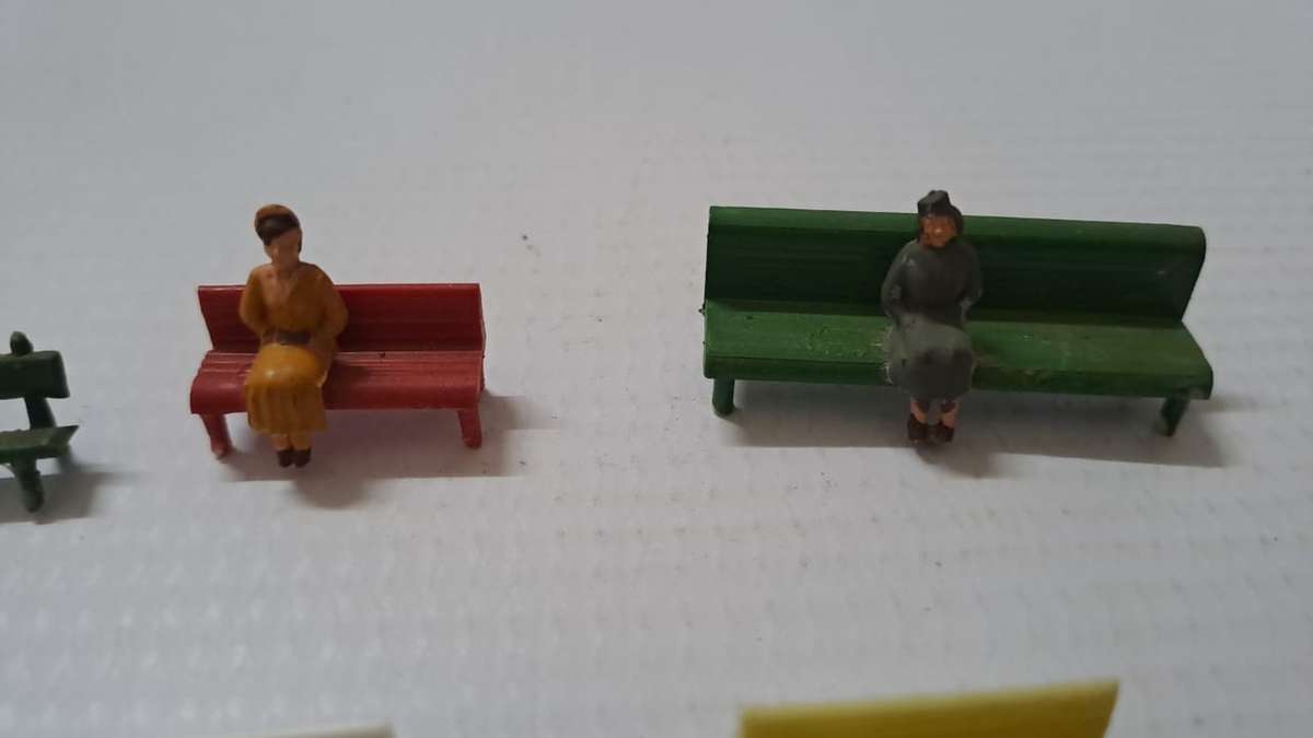 Model Trains 1:87 HO 1 x Bag of 6 Benches and 2 x Figures.