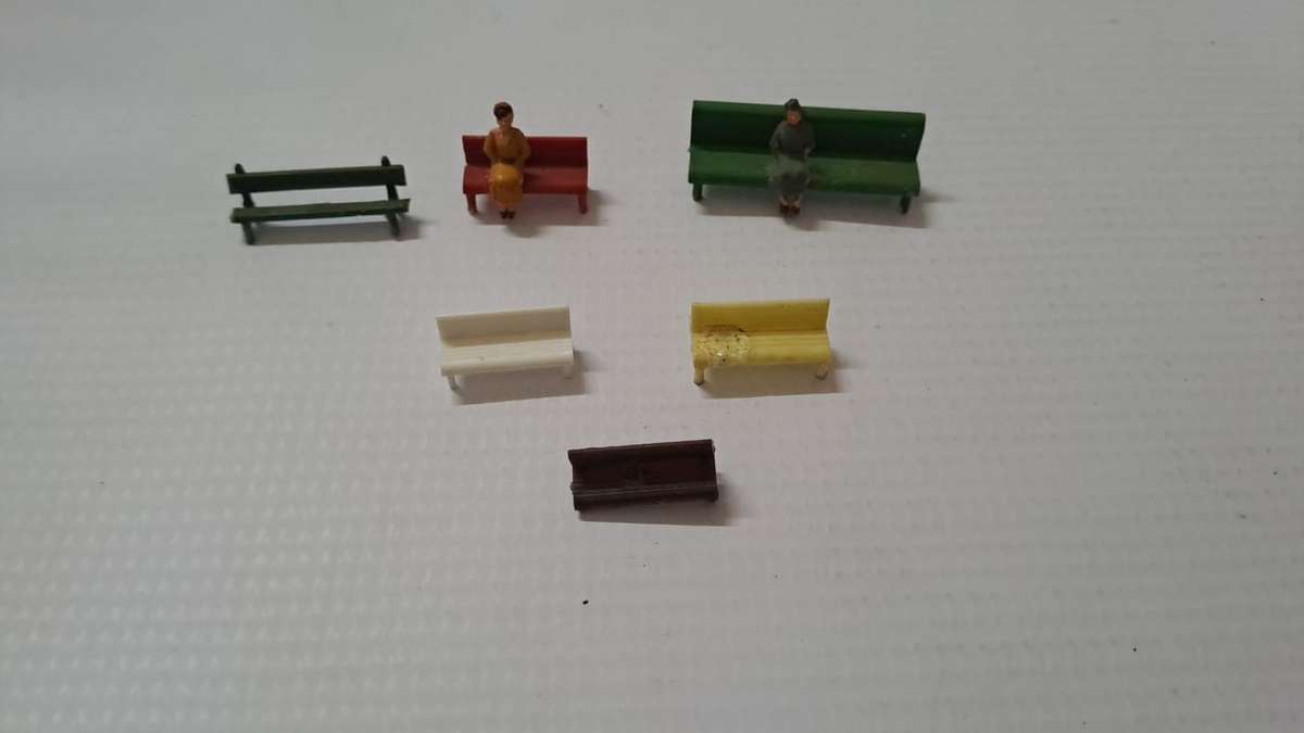 Model Trains 1:87 HO 1 x Bag of 6 Benches and 2 x Figures.