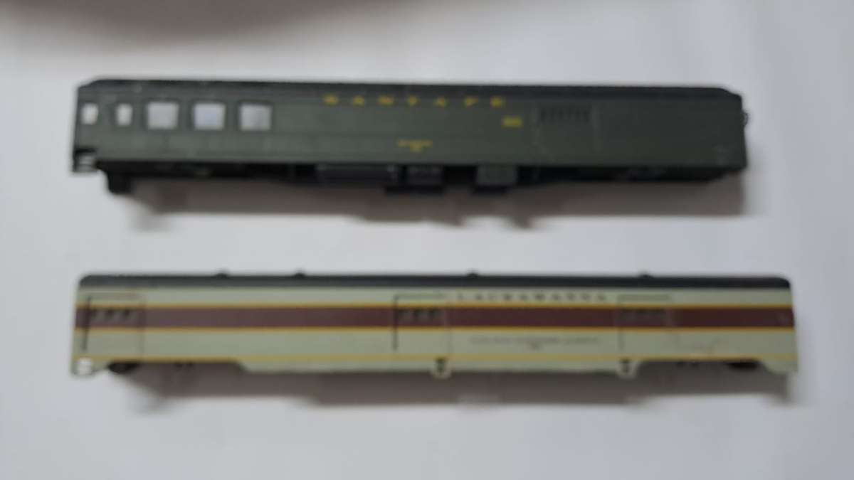 Model Trains HO-Scale 2 x Railway Coaches. See pics. Selling as scrap.