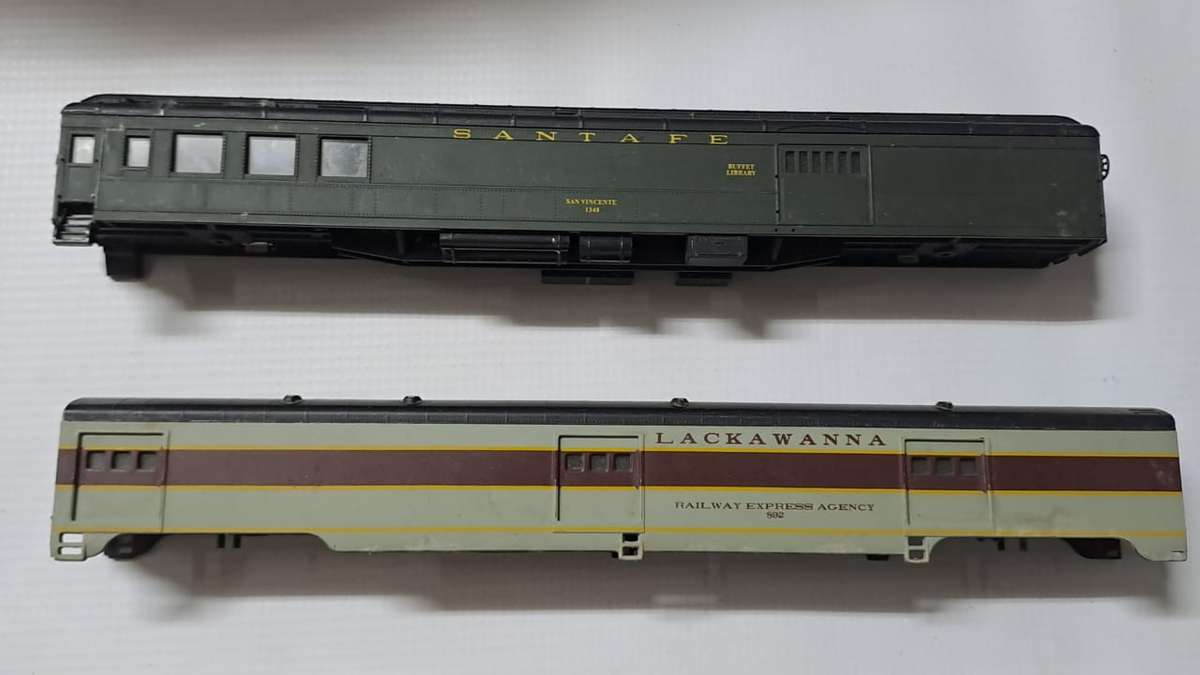 Model Trains HO-Scale 2 x Railway Coaches. See pics. Selling as scrap.