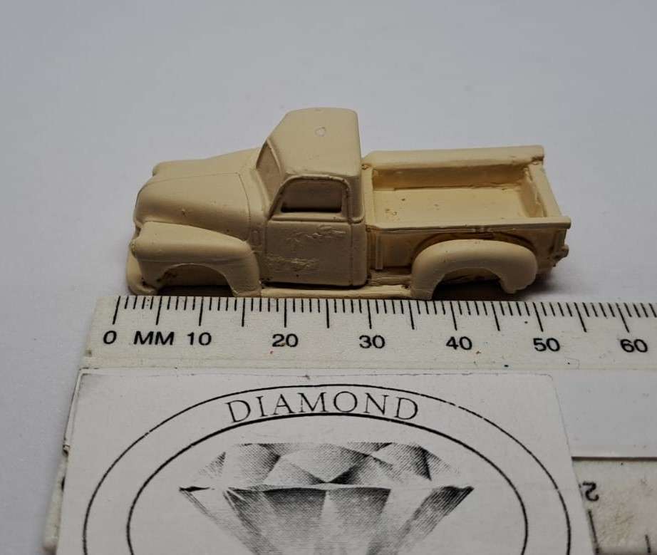 Model Trains HO - Chev. Cream (x1) for scrap yard (no wheels) - 54mm x 21mm x 17mm