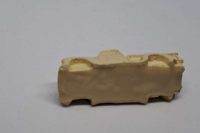 Model Trains HO - Chev. Cream (x1) for scrap yard (no wheels) - 54mm x 21mm x 17mm