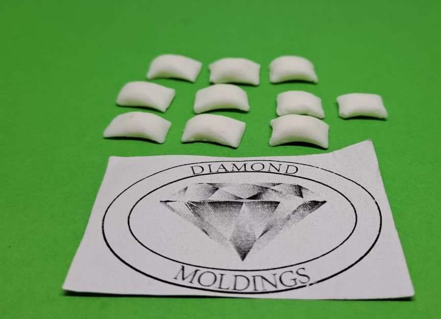 Model Trains N Scale - Flour bags (Lose, Laying down) (10 pack) - 11mm x 7mm x 3mm