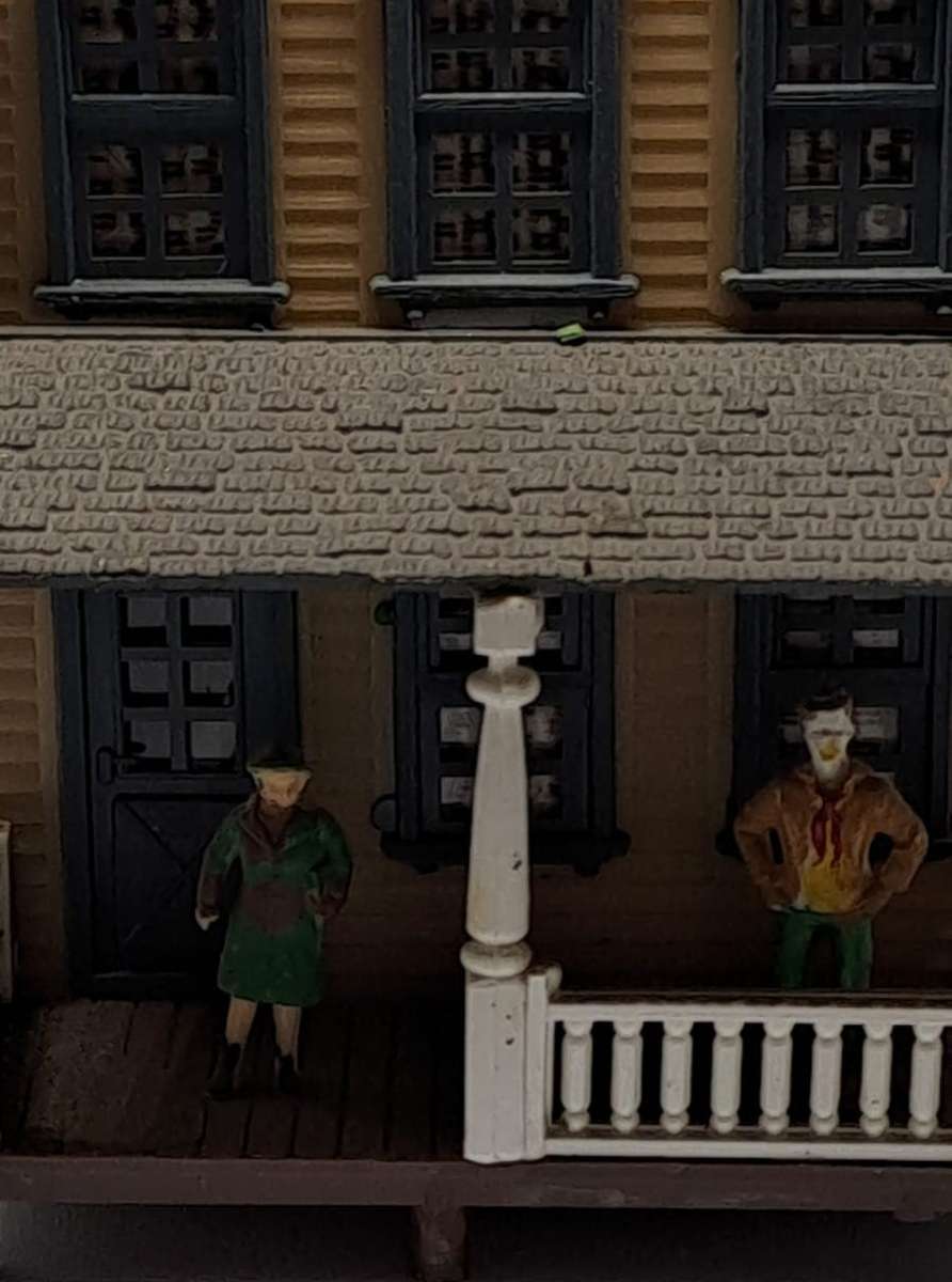 Model Trains HO Scale 1 x Building with 2 people figures included. See pics.
