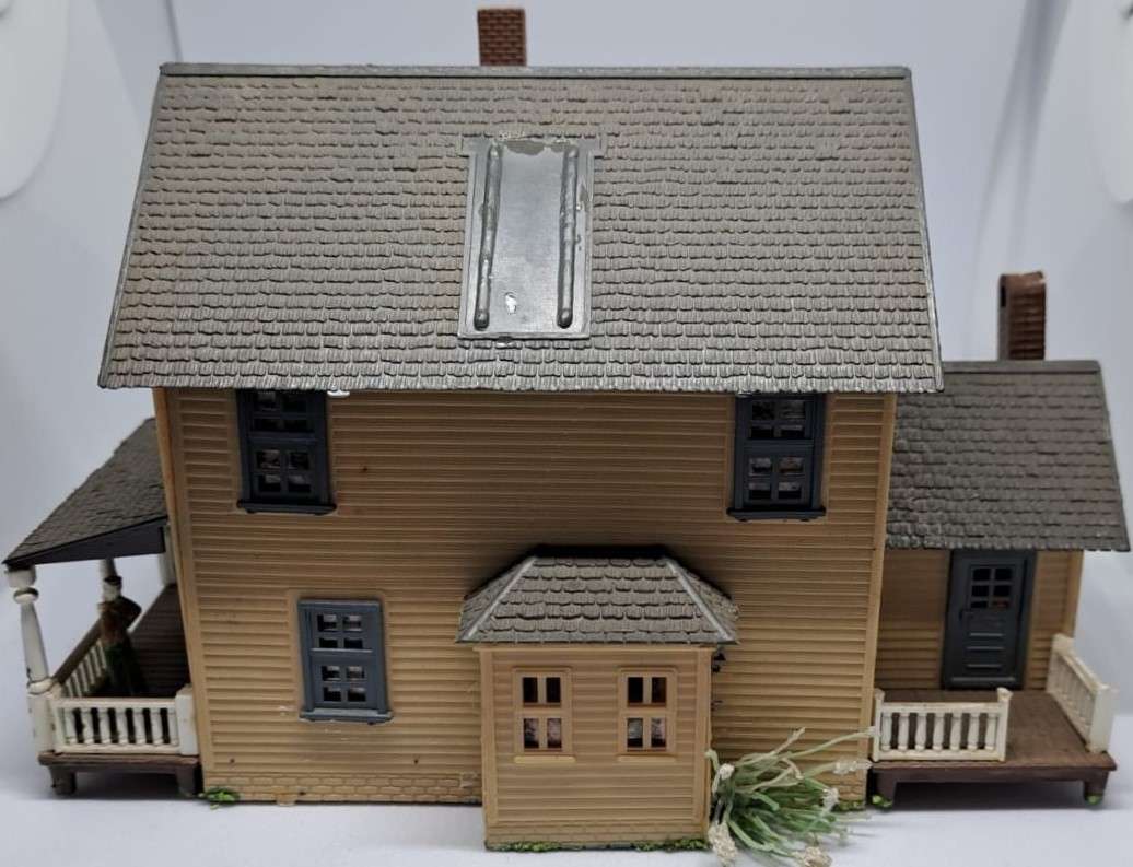 Model Trains HO Scale 1 x Building with 2 people figures included. See pics.