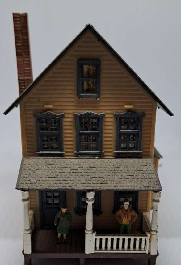 Model Trains HO Scale 1 x Building with 2 people figures included. See pics.