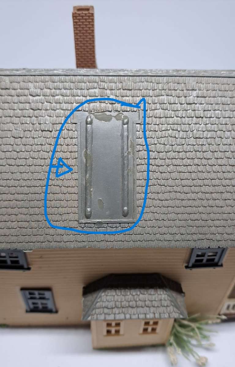 Model Trains HO Scale 1 x Building with 2 people figures included. See pics.