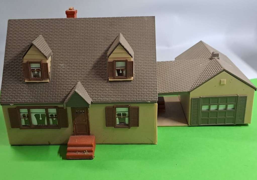 Model Trains HO Scale 1 x Building with Garage. Working 12V light inside house. See pics.