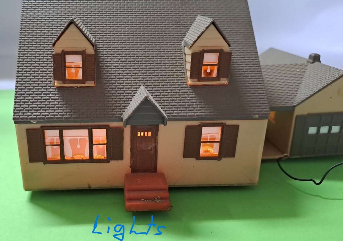 Model Trains HO Scale 1 x Building with Garage. Working 12V light inside house. See pics.