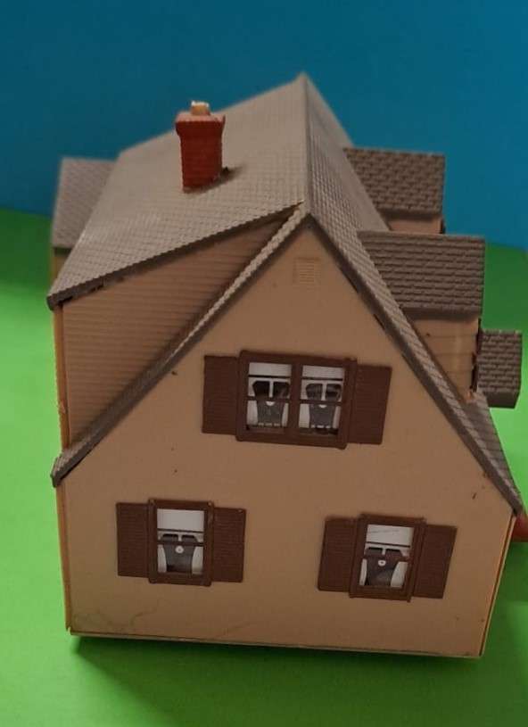 Model Trains HO Scale 1 x Building with Garage. Working 12V light inside house. See pics.