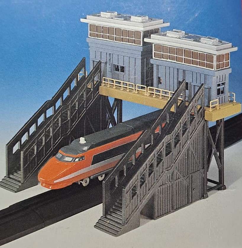 Model Trains N Scale 1 x Control Tower Building & Bridge.
