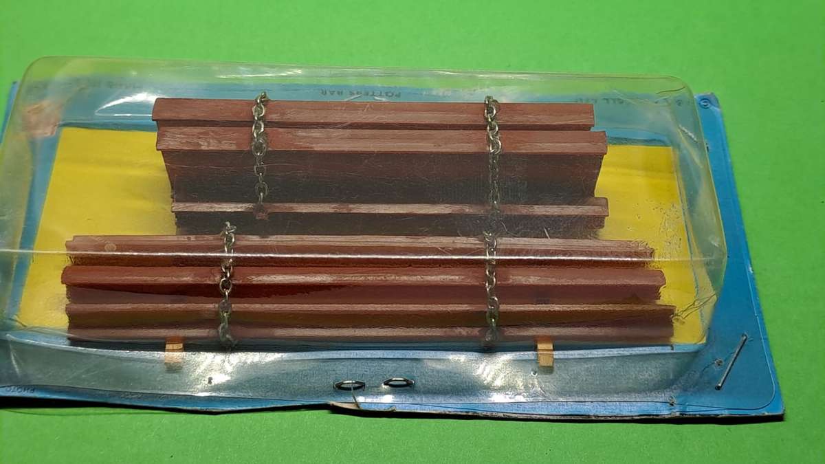 Model Trains HO Scale 1 x Pack two loads of I-Beams.