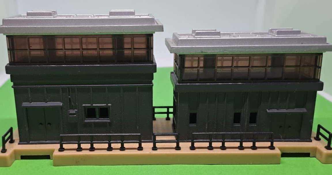 Model Trains N Scale 1 x Control Tower Building. No steps.
