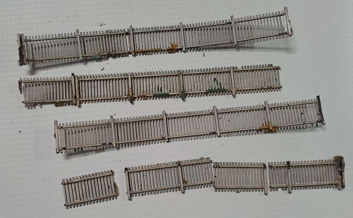 Model Trains HO Scale 1 x Bag of mixed fences. See pics.