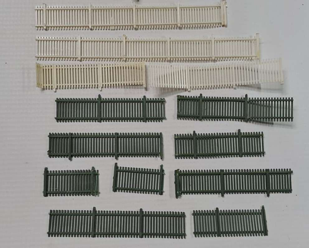 Model Trains HO Scale 1 x Bag of mixed fences. See pics.
