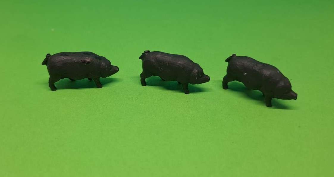Model Trains HO 1 x Pack of 3 Black Pigs.