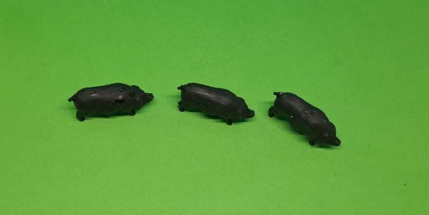 Model Trains HO 1 x Pack of 3 Black Pigs.