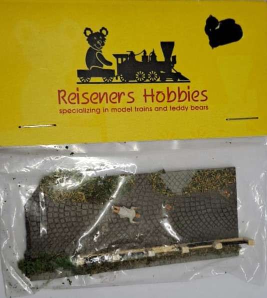 Model Trains N Scale 1 x Pack of 1 Figure and Fence.