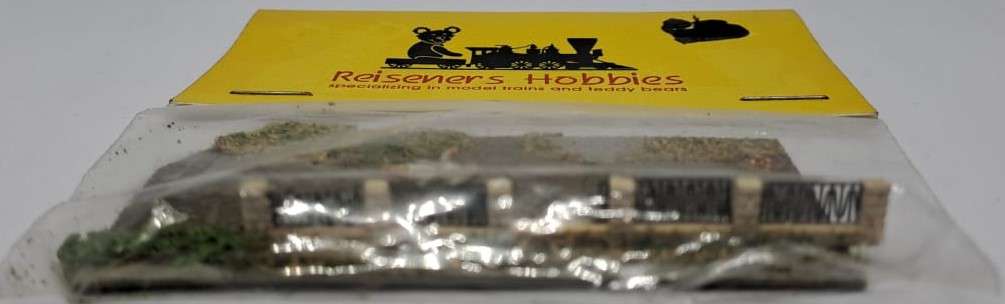 Model Trains N Scale 1 x Pack of 1 Figure and Fence.