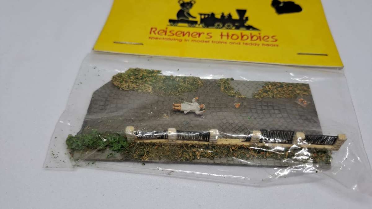 Model Trains N Scale 1 x Pack of 1 Figure and Fence.