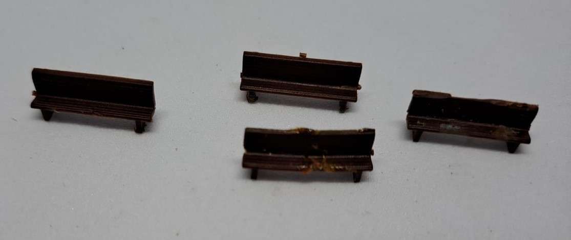 Model Trains N Scale 1 x Pack of 4 plastic benches. See pics.