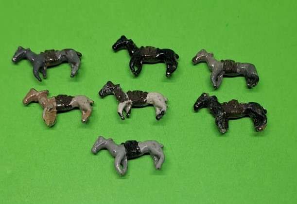 Model Trains N Scale 1 x Pack of 7 metal horses with broken legs.