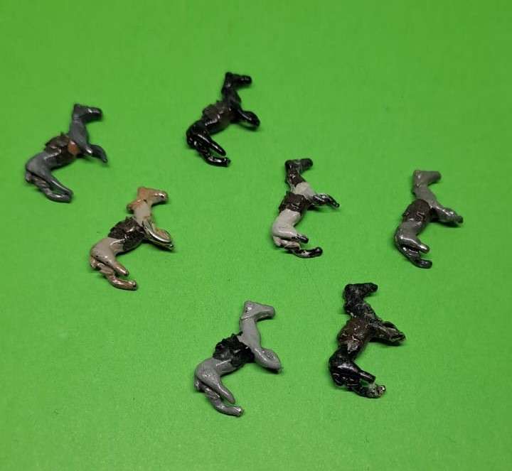 Model Trains N Scale 1 x Pack of 7 metal horses with broken legs.