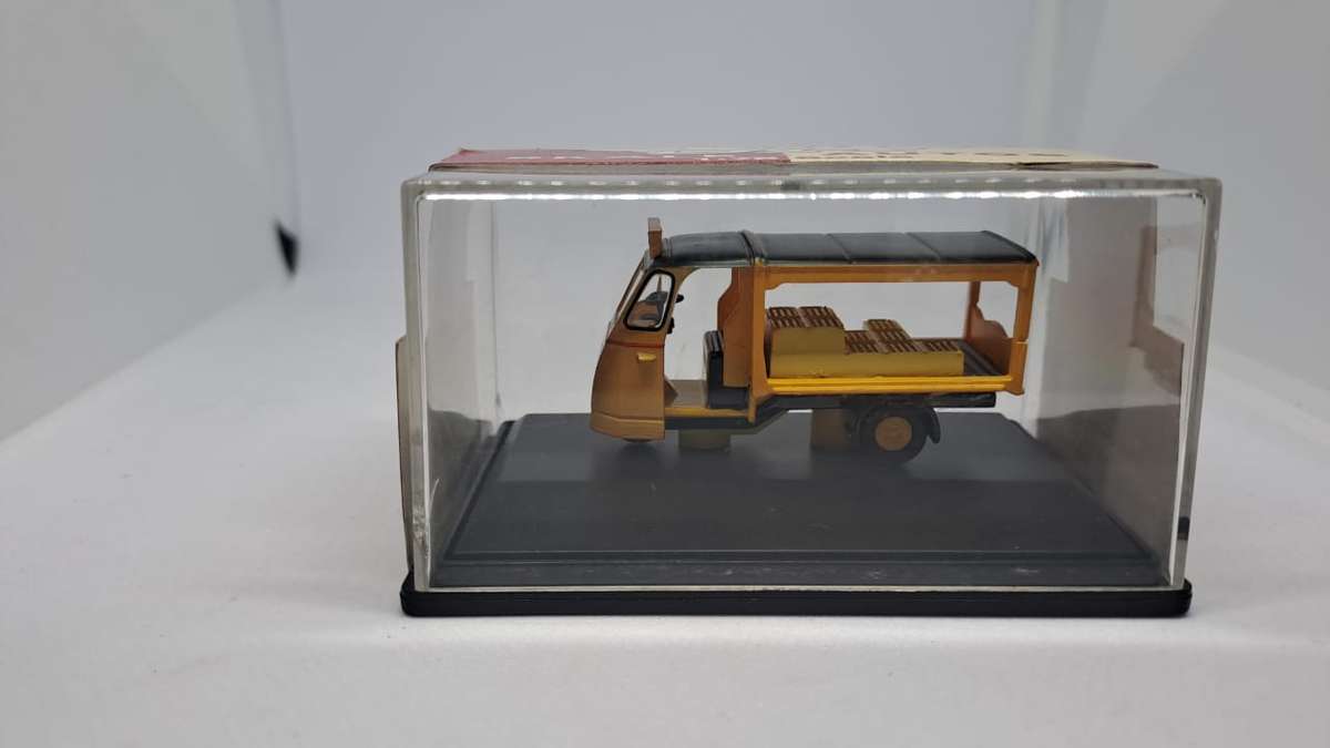Model Trains OO 1/76 Scale 1 x Hornby - Milk Float - Clover Farms Dairy.