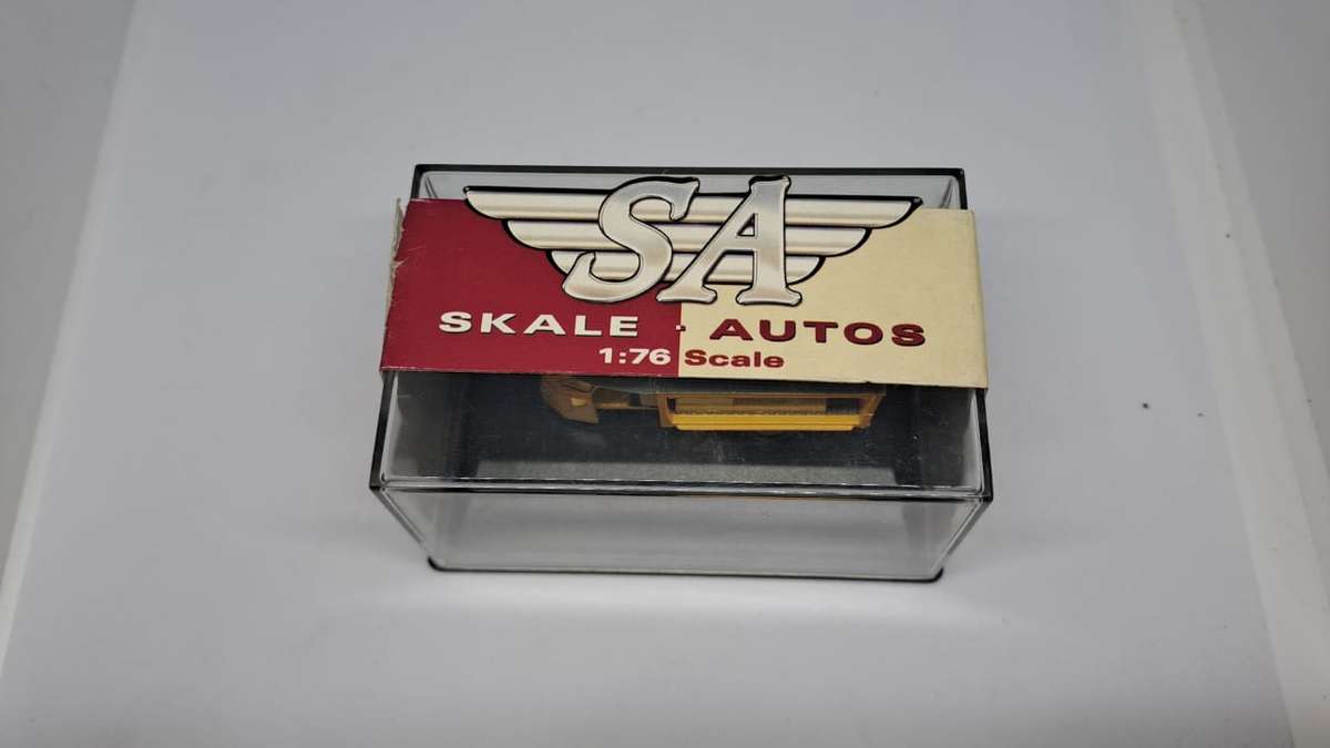 Model Trains OO 1/76 Scale 1 x Hornby - Milk Float - Clover Farms Dairy.