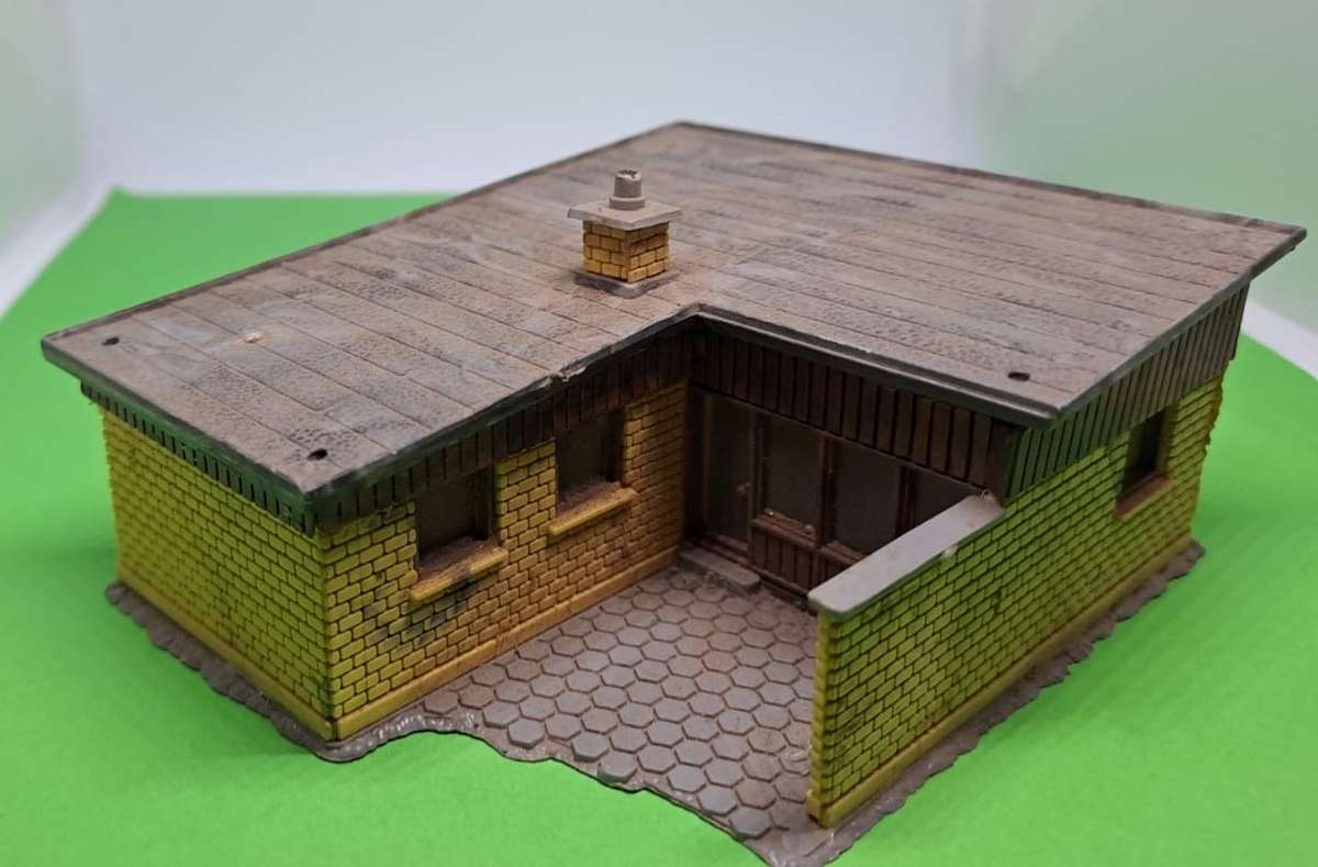 Model Trains HO Scale 1 x Building Store/House. See pics.