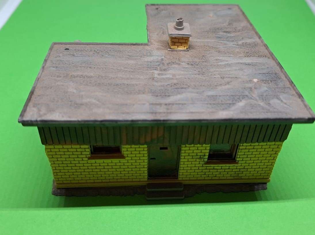 Model Trains HO Scale 1 x Building Store/House. See pics.