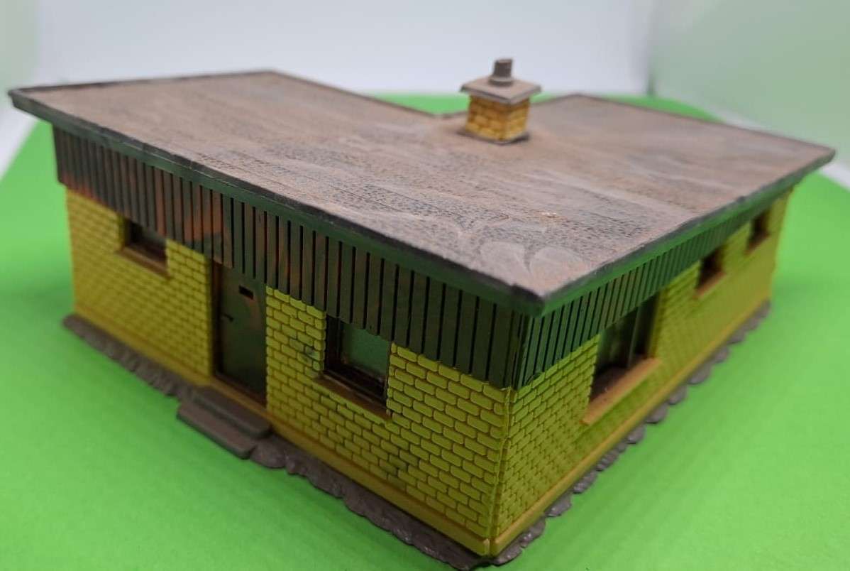 Model Trains HO Scale 1 x Building Store/House. See pics.