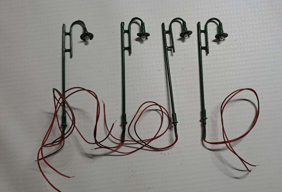 Model Trains HO 1 x Bag with x4 metal working lights.